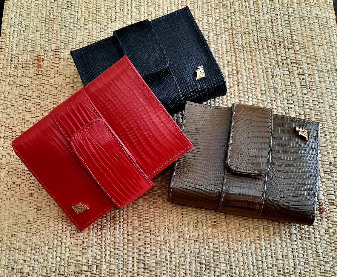 1e017c5f-a71a-43c8-a790-7ed2aefbd552 Carteira Linho Preto,Lezard Vermelho e Lezard Castor - Imagem 1