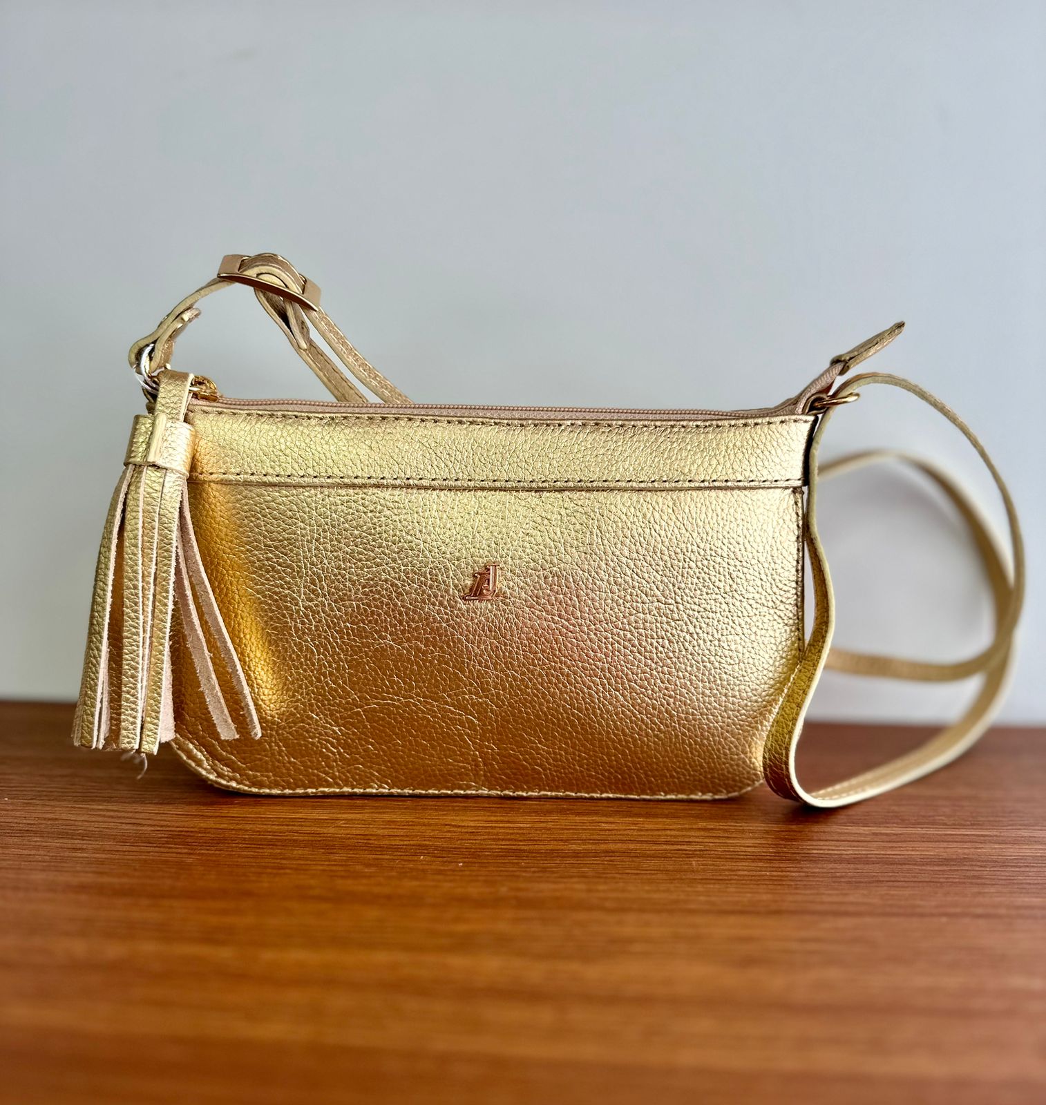 0dfd351a-33d5-4bdf-8ef9-8353830e5680 Bolsa Dourada - Imagem 1
