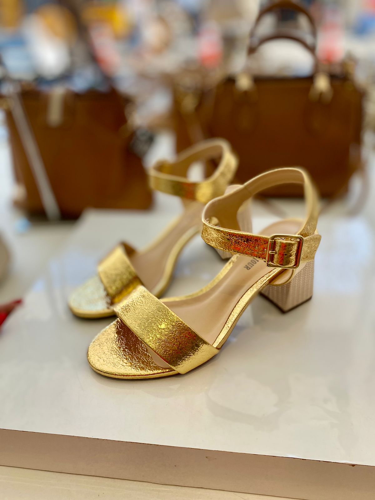 b8f03d1b-d993-4cfc-8d75-1685355b784d Sandália Ouro - Imagem 1