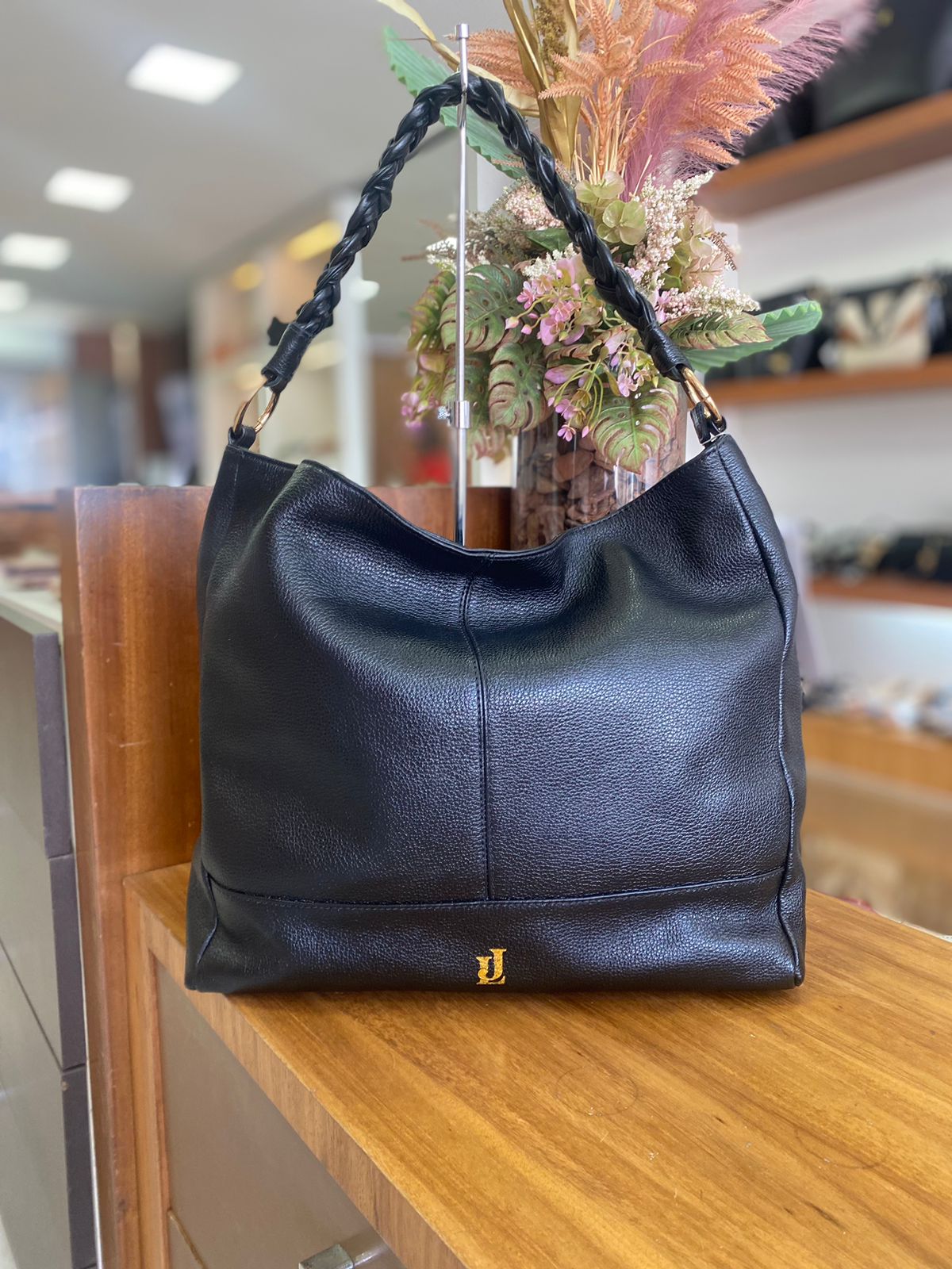 4fabbb61-da4b-4ff1-a56d-8095214e7504 Bolsa Preta - Imagem 1